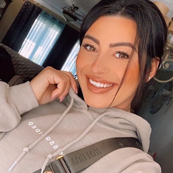 Meet your Posher, Sarah - Picture 4 of 5